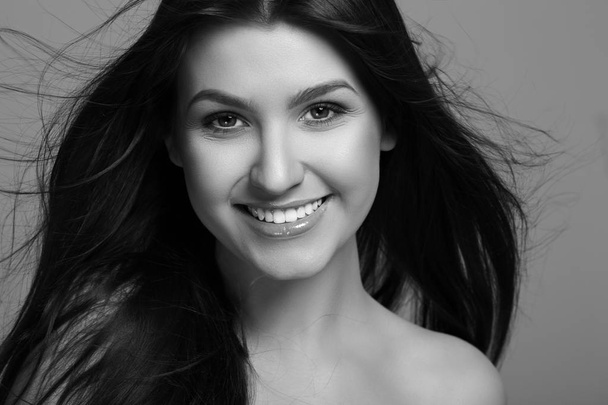 Black and white portrait of a beautiful smiling woman - Photo, image