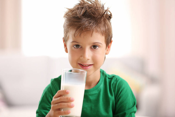 kid drinking milk - Foto, afbeelding