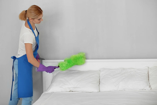 Pretty woman cleaning house  - Foto, Bild