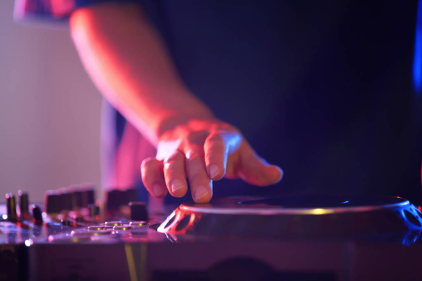 DJ mixing tracks on mixer - Φωτογραφία, εικόνα