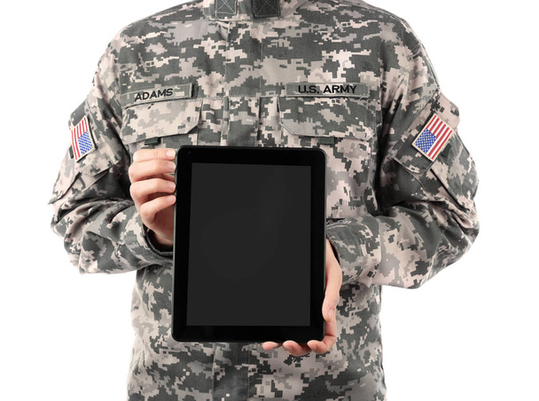 Soldier holding digital tablet - Фото, зображення