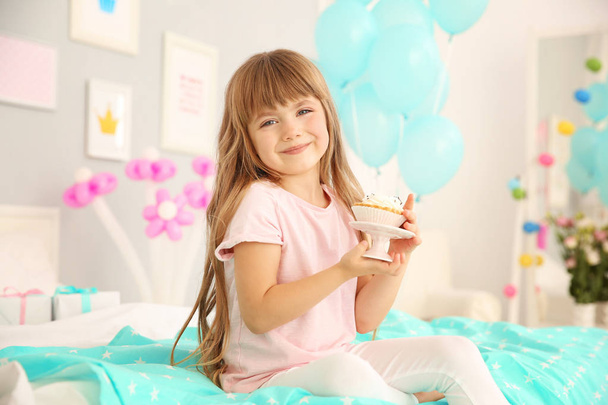 Cute girl with cake sitting on bed - Fotografie, Obrázek