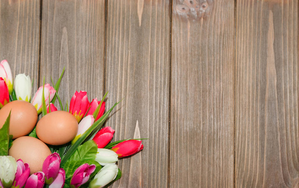 Tulppaanit ja munat puupohjalla
 - Valokuva, kuva