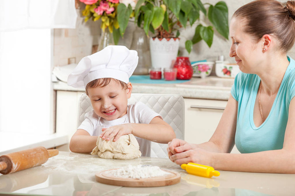 baby knead the dough in flour - Foto, Bild