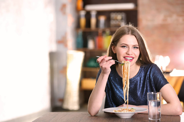 woman eating pasta - Fotoğraf, Görsel