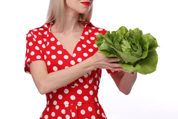 Szczęśliwy uśmiechający się kobieta gospodarstwa Zielona sałatka na białym tle. Diety, zdrowe odżywianie i styl życia koncepcja. - Zdjęcie, obraz