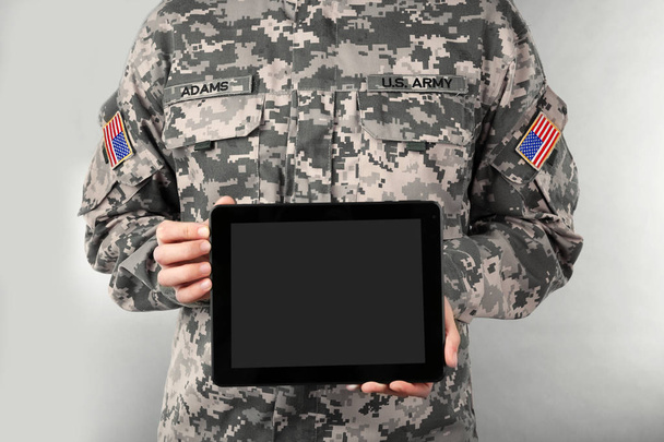 Soldier holding digital tablet - Valokuva, kuva