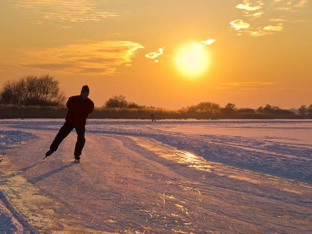Un patineur sur glace
 - Photo, image