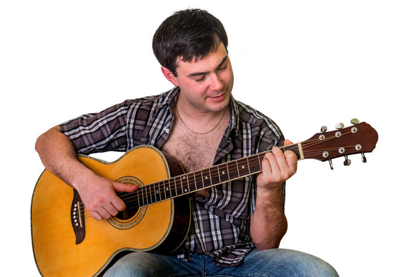 Jonge man spelen van akoestische gitaar - geïsoleerd op wit - Foto, afbeelding