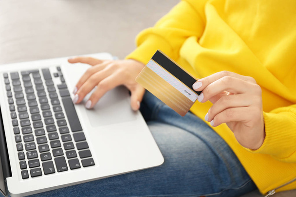 nainen ostoksia verkossa kannettavan tietokoneen kotona
 - Valokuva, kuva