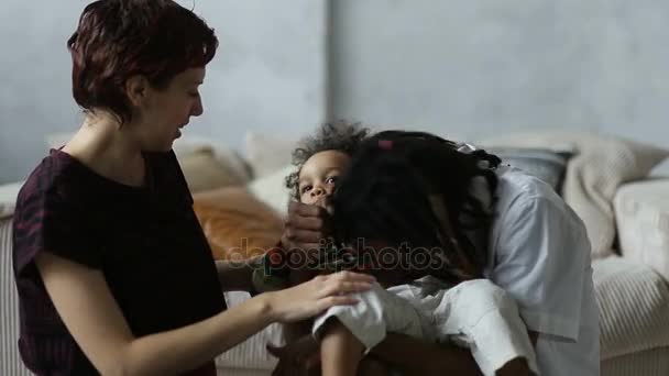 Sevgi karışık ırk anne küçük oğlu öpüşme - Video, Çekim