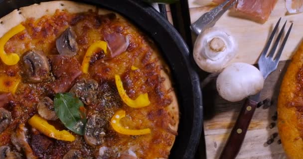 Dolly ylhäältä alas näkymä herkullisia italialaisia pizzoja
 - Materiaali, video