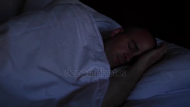An exhasuted man waking up in the bed - Filmmaterial, Video
