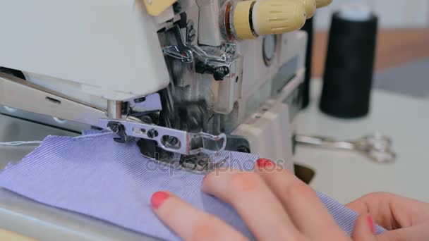 Primer plano de la máquina de coser overlock
 - Metraje, vídeo