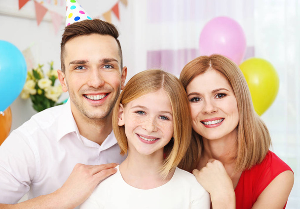 Family celebrating birthday - Foto, imagen