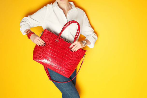 woman holding red handbag  - Zdjęcie, obraz