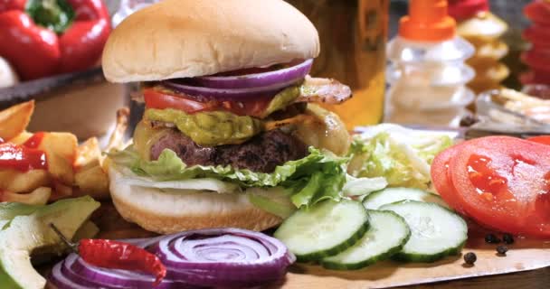 Κουκλίτσα προβολή της νόστιμα cheeseburger - Πλάνα, βίντεο