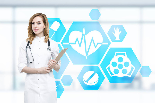 Vrouw arts en blauw medische pictogrammen - Foto, afbeelding