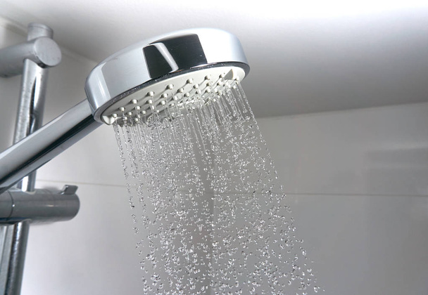 gouttes d'eau dans une douche
 - Photo, image