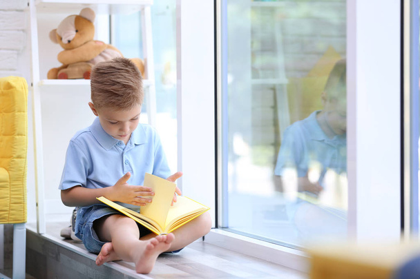 boy reading book - Fotografie, Obrázek