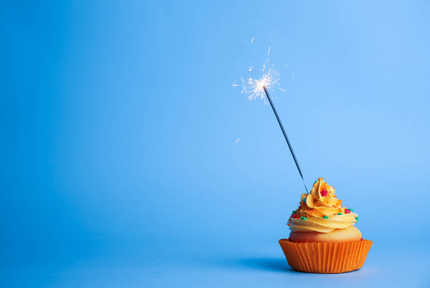 delicious cupcake with sparkler  - Foto, afbeelding