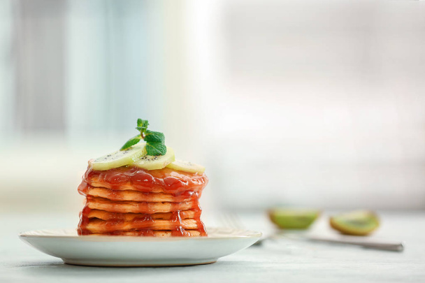Delicious pancakes with kiwi - Фото, зображення