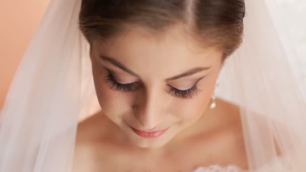 結婚式の前に美しいブライダル ベールの花嫁の肖像画を間近します。 - 映像、動画