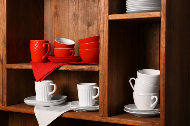 white and red dinnerware - Φωτογραφία, εικόνα