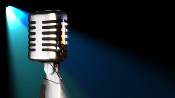 klasyczny mikrofon wokalny, obracanie w światła sceny - Materiał filmowy, wideo