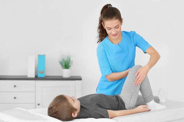 Physiotherapist working with patient in clinic - Valokuva, kuva