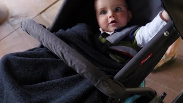 Babyjongen binnen verplaatsen wandelwagen  - Video