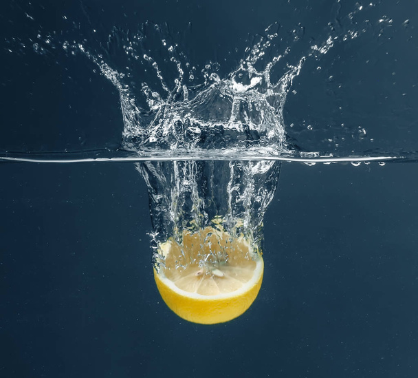 lemon falling in water - 写真・画像