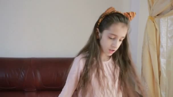 little cute girl dancing and fooling around at home - Metraje, vídeo
