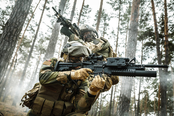 Ormanın içinde Norveç askerler - Fotoğraf, Görsel