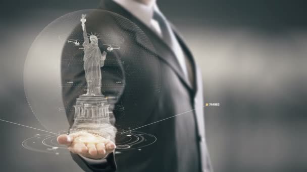 Biznesmen, trzymając w dłoni Landmark posąg z Liberty nowych technologii - Materiał filmowy, wideo