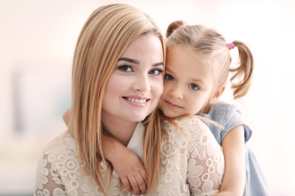 young woman and daughter at home - Foto, imagen