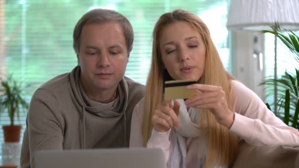 Fiatal pár, csinál online vásárlás használ gold hitelkártya. - Felvétel, videó