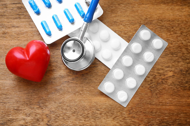 Pills and red heart  - Фото, зображення