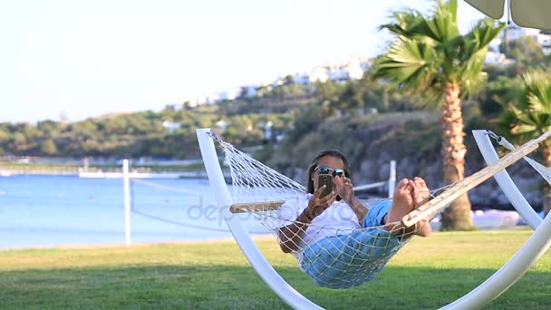hombre guapo de mediana edad tomando selfie
 - Metraje, vídeo