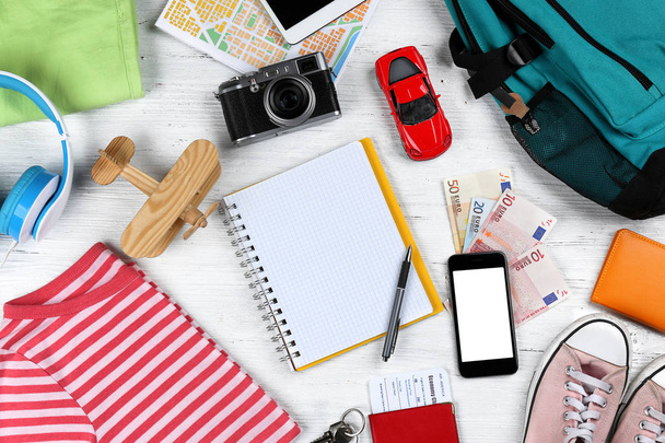 Travel accessories on color background - Foto, imagen