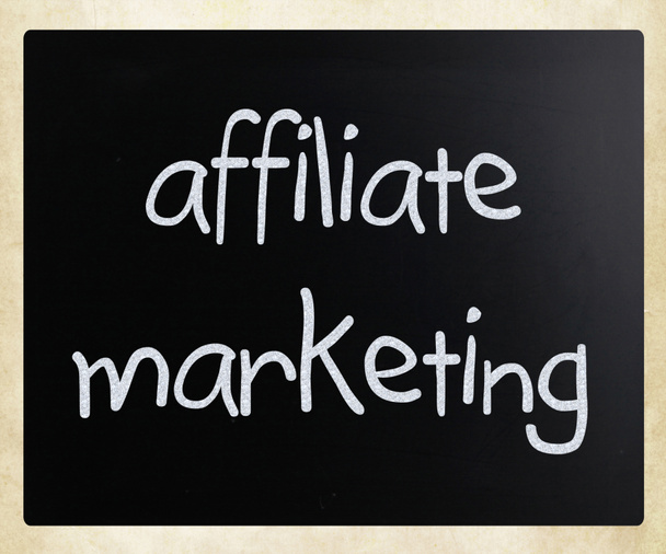 "Affiliate Marketing "handgeschreven met wit krijt op een blackboa - Foto, afbeelding