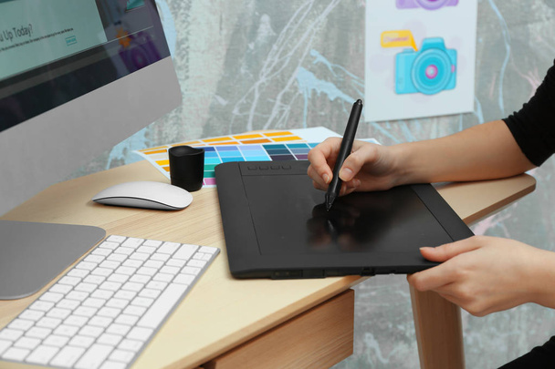 Designer drawing on graphic tablet - Foto, afbeelding