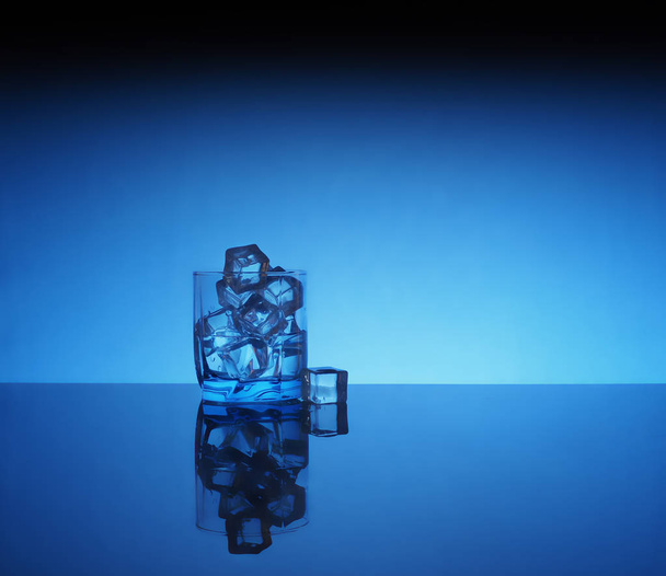 Склянка мінеральної чистої води з льодом
 - Фото, зображення