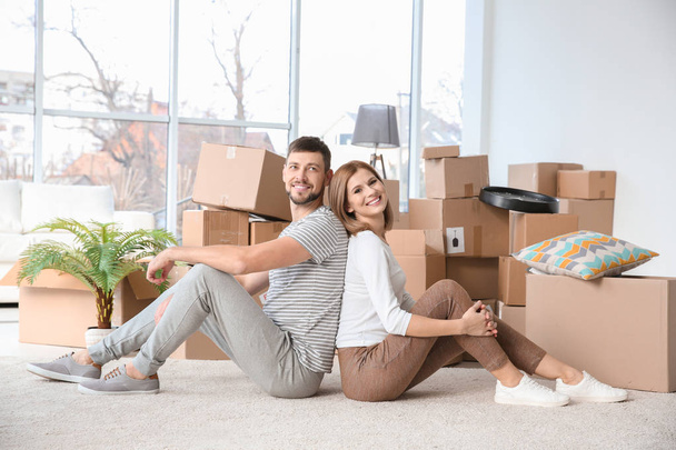 couple with cardboard boxes  - Foto, imagen