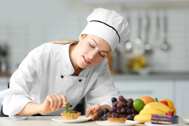 Female chef decorating tartlet  - Foto, imagen