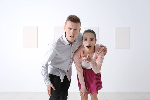 couple at art gallery - Foto, afbeelding