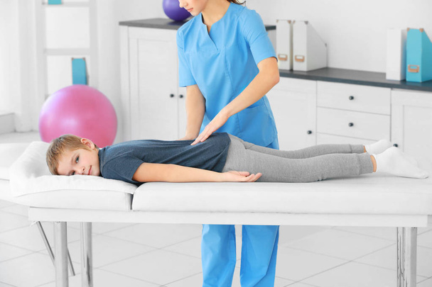 Physiotherapist working with patient in clinic - Fotografie, Obrázek