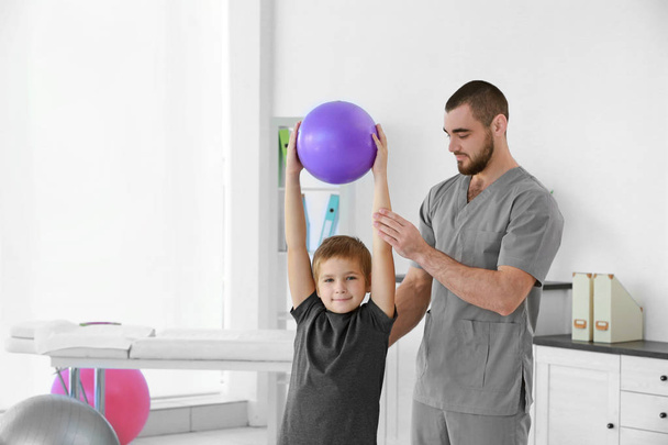 Physiotherapist working with patient in clinic - Фото, изображение