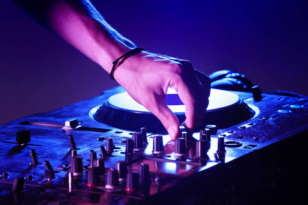 DJ mixing tracks on mixer - Foto, Bild