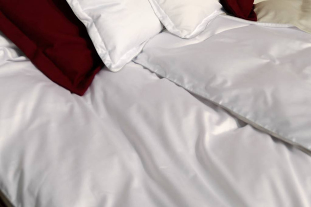 λεπτομέρεια από ένα κρεβάτι με μαξιλάρια - Φωτογραφία, εικόνα